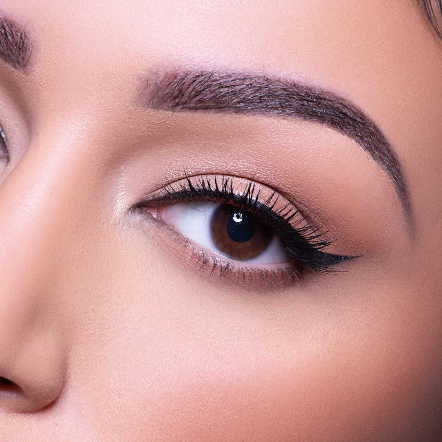 Eyeliner "Liner On Fleek" : Précision et Intensité